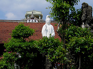 ChuaDinhQuanPagoda2.jpg